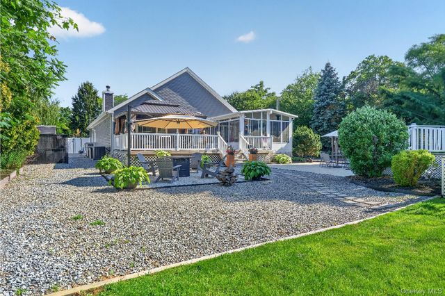 17 Woodlawn Avenue, East Moriches, NY 11940