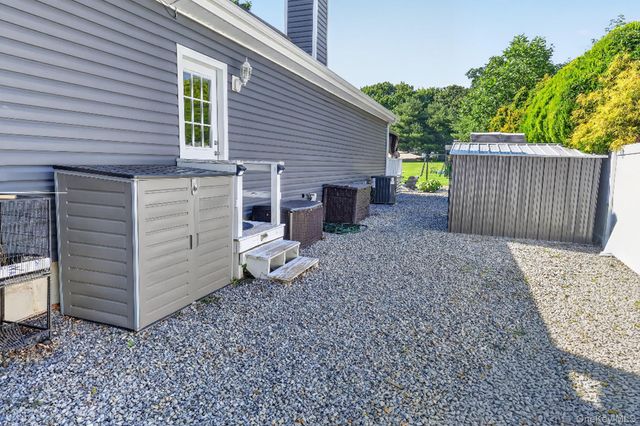 17 Woodlawn Avenue, East Moriches, NY 11940