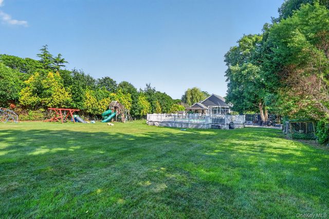 17 Woodlawn Avenue, East Moriches, NY 11940