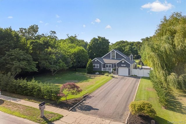 17 Woodlawn Avenue, East Moriches, NY 11940