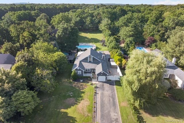 17 Woodlawn Avenue, East Moriches, NY 11940