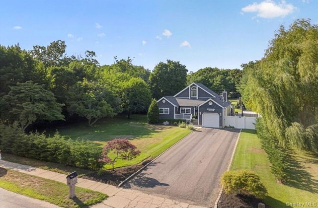 17 Woodlawn Avenue, East Moriches, NY 11940