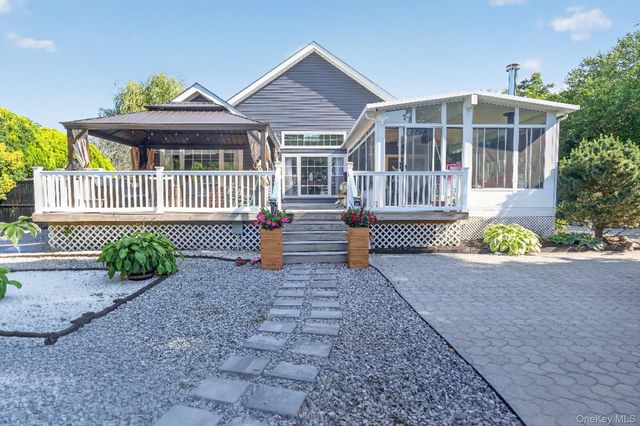 17 Woodlawn Avenue, East Moriches, NY 11940