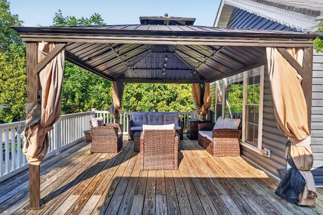 17 Woodlawn Avenue, East Moriches, NY 11940