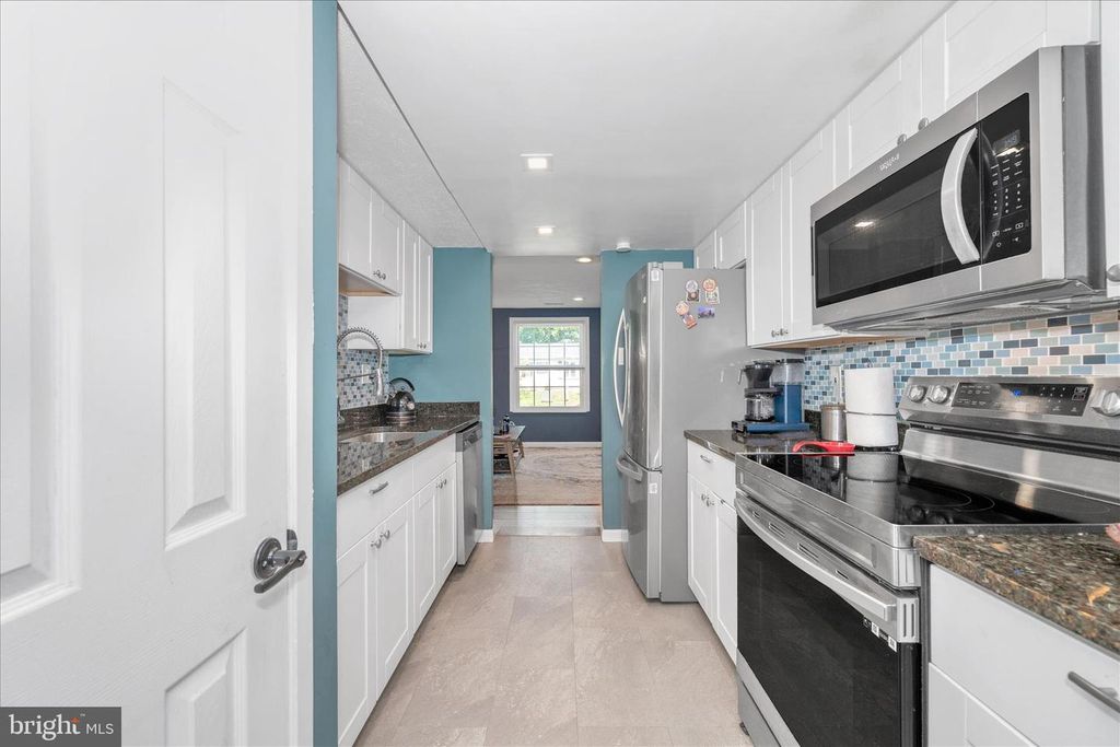 Image 9 of property listing at 330 HEATHER RIDGE DR, Frederick, MD 21702