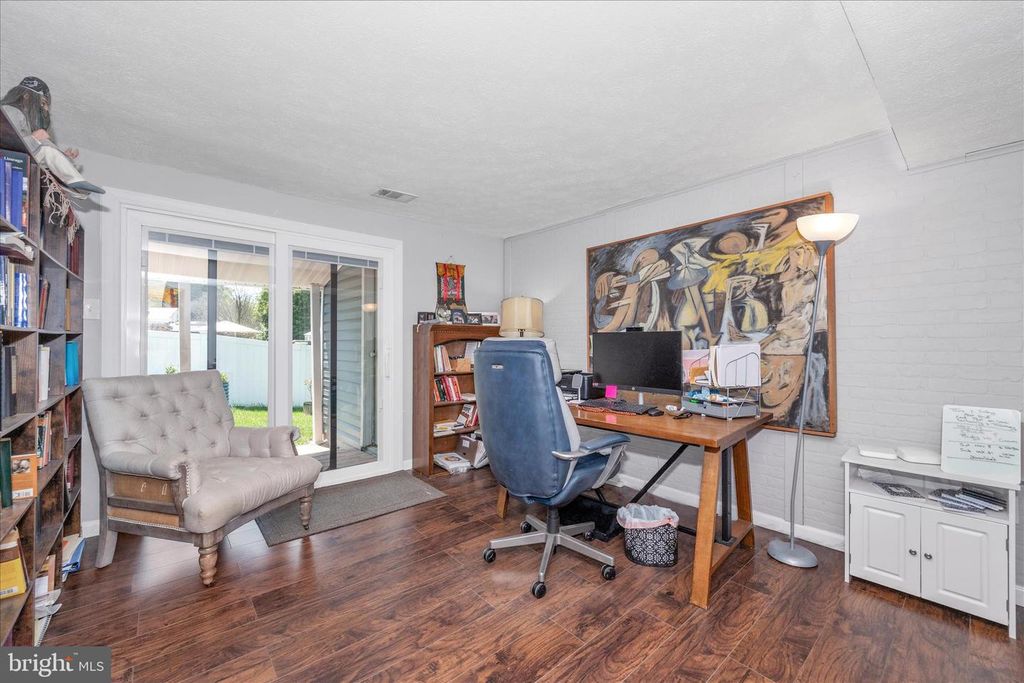 Image 10 of property listing at 330 HEATHER RIDGE DR, Frederick, MD 21702