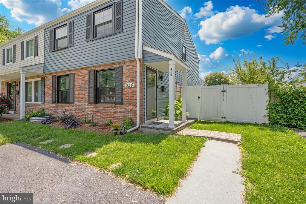 Image 2 of property listing at 330 HEATHER RIDGE DR, Frederick, MD 21702