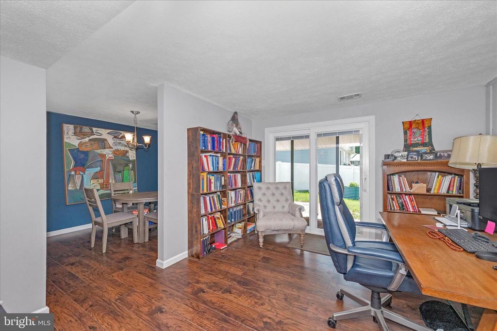Image 11 of property listing at 330 HEATHER RIDGE DR, Frederick, MD 21702