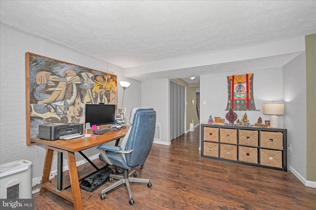 Image 12 of property listing at 330 HEATHER RIDGE DR, Frederick, MD 21702
