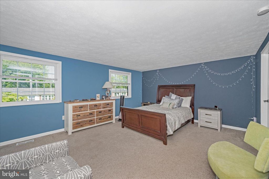 Image 14 of property listing at 330 HEATHER RIDGE DR, Frederick, MD 21702