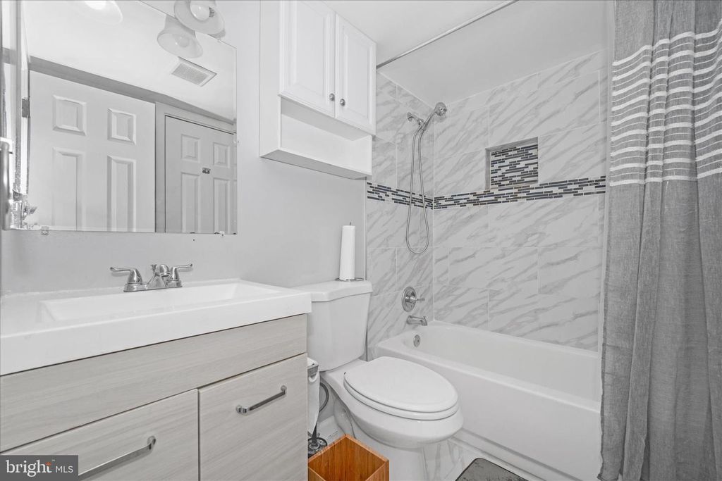 Image 20 of property listing at 330 HEATHER RIDGE DR, Frederick, MD 21702