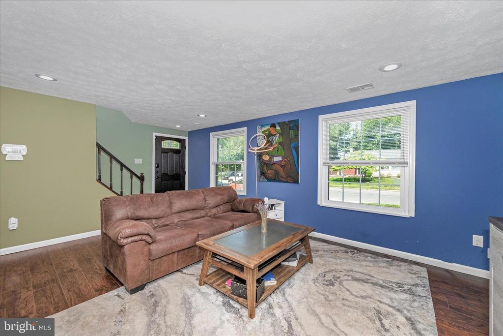 Image 4 of property listing at 330 HEATHER RIDGE DR, Frederick, MD 21702