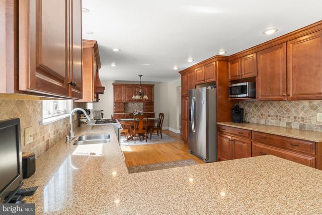 3 LINDEN CT, Turnersville, NJ 08012