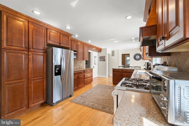 3 LINDEN CT, Turnersville, NJ 08012