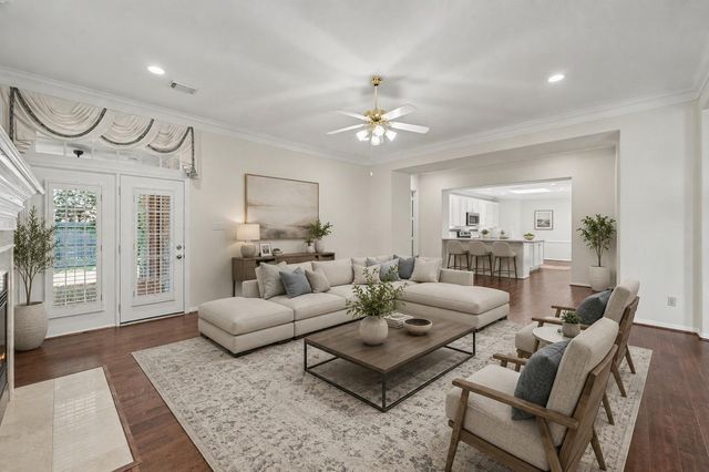 22 N Castlegreen Circle, The Woodlands, TX 77381