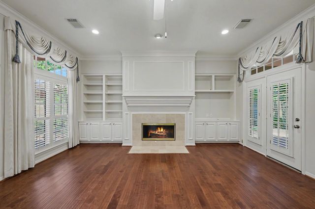 22 N Castlegreen Circle, The Woodlands, TX 77381