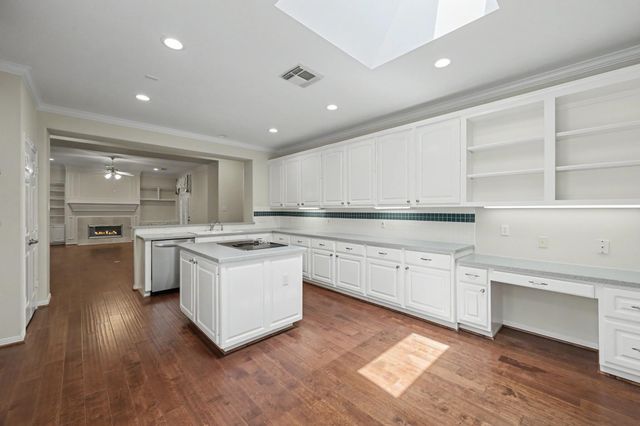 22 N Castlegreen Circle, The Woodlands, TX 77381