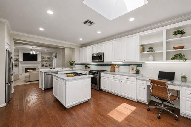 22 N Castlegreen Circle, The Woodlands, TX 77381