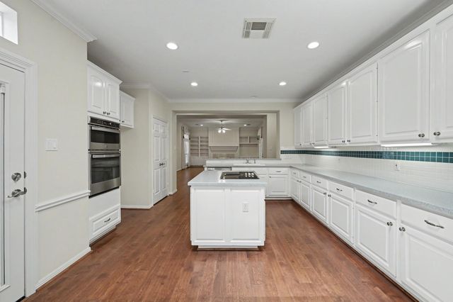 22 N Castlegreen Circle, The Woodlands, TX 77381