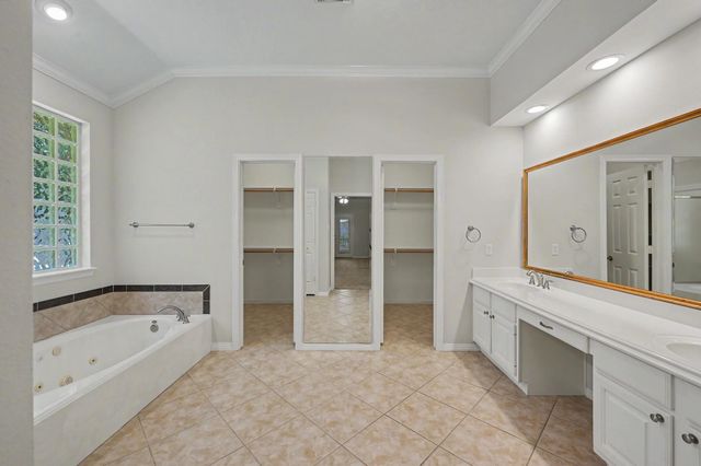22 N Castlegreen Circle, The Woodlands, TX 77381