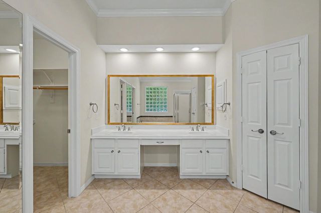 22 N Castlegreen Circle, The Woodlands, TX 77381
