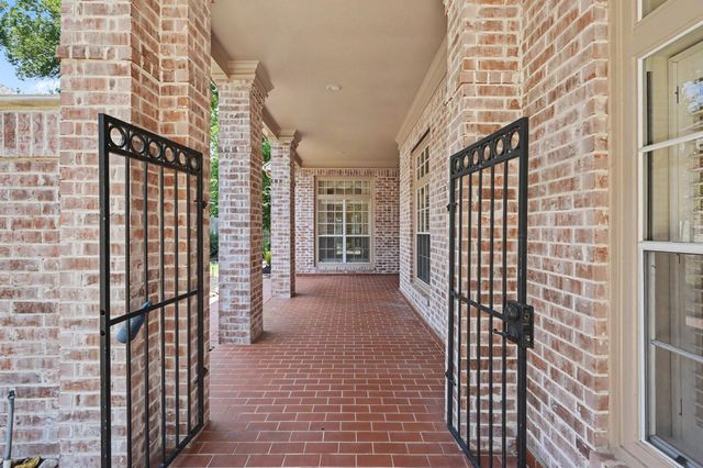 22 N Castlegreen Circle, The Woodlands, TX 77381
