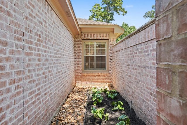 22 N Castlegreen Circle, The Woodlands, TX 77381