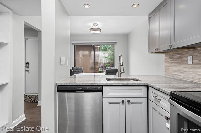 5345 Wright Way, West Bloomfield, MI 48322