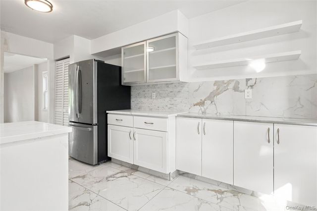 8 Manors Drive, Jericho, NY 11753