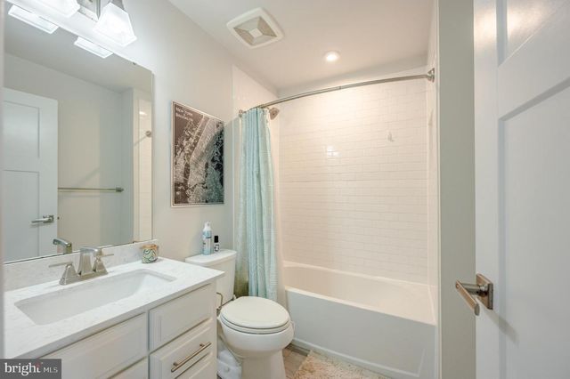 3738 COMMODORE JOSHUA BARNEY DR NE, Washington, DC 20018