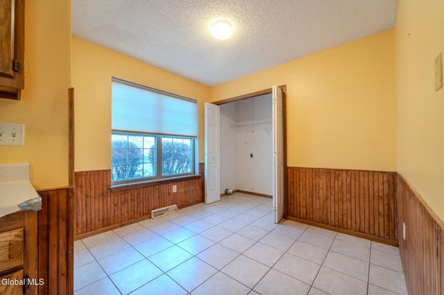 42 Malibu Hill, East Greenbush, NY 12144