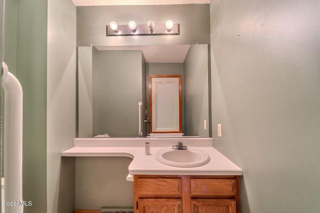 42 Malibu Hill, East Greenbush, NY 12144