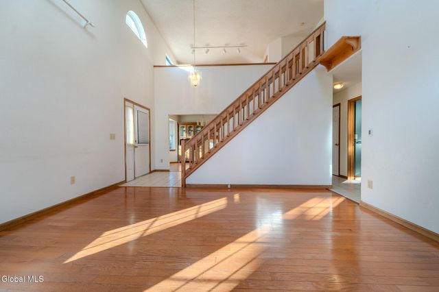 42 Malibu Hill, East Greenbush, NY 12144