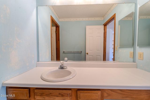 42 Malibu Hill, East Greenbush, NY 12144