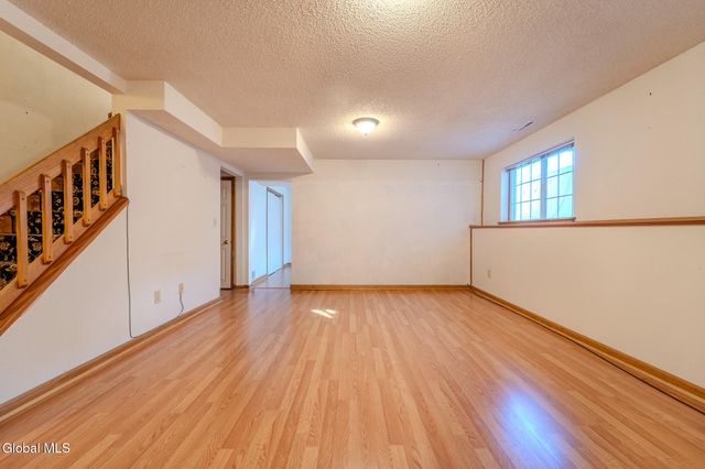 42 Malibu Hill, East Greenbush, NY 12144