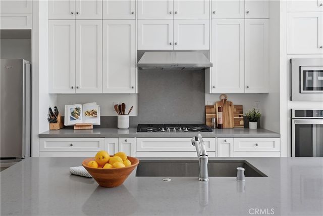 19045 Martino Court, Saugus, CA 91350