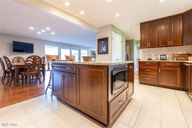 26091 Shaker Boulevard, Beachwood, OH 44122