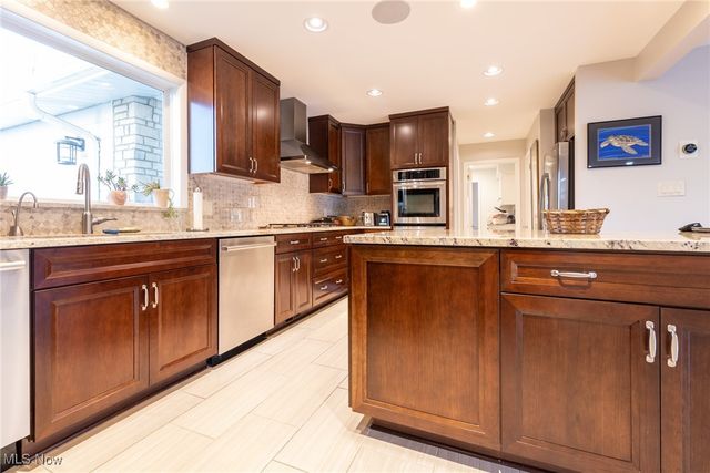 26091 Shaker Boulevard, Beachwood, OH 44122