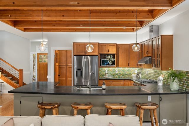 8421 NE Grizdale Lane, Bainbridge Island, WA 98110