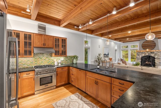 8421 NE Grizdale Lane, Bainbridge Island, WA 98110