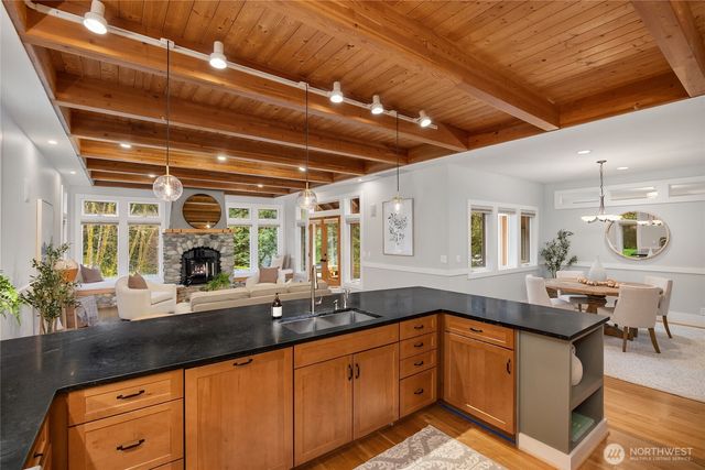 8421 NE Grizdale Lane, Bainbridge Island, WA 98110