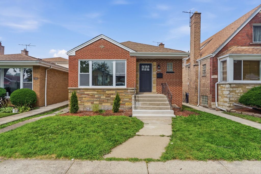 8820 S Ridgeland Avenue, Chicago, IL 60617 — exterior