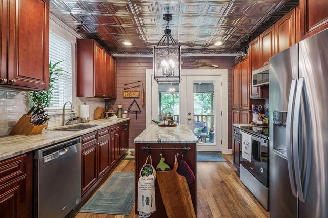 231 S Young St, Sparta, TN 38583