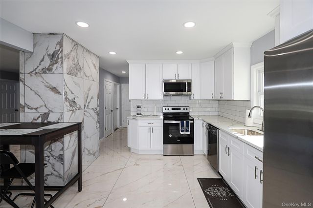 17 Windmill Lane, Levittown, NY 11756