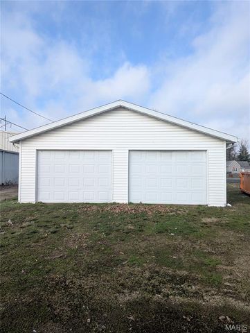 701 White Avenue, Greenville, IL 62246