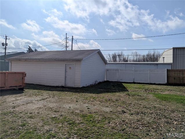 701 White Avenue, Greenville, IL 62246