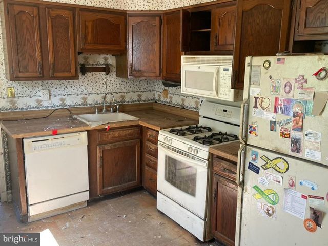 31 E 10TH AVE, Runnemede, NJ 08078