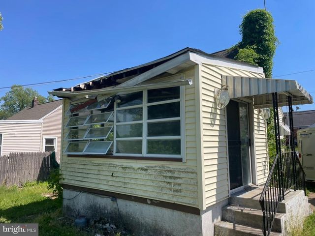 31 E 10TH AVE, Runnemede, NJ 08078