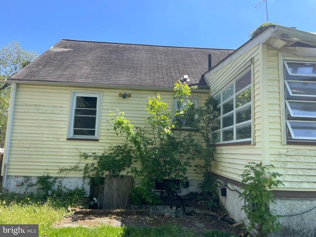 31 E 10TH AVE, Runnemede, NJ 08078
