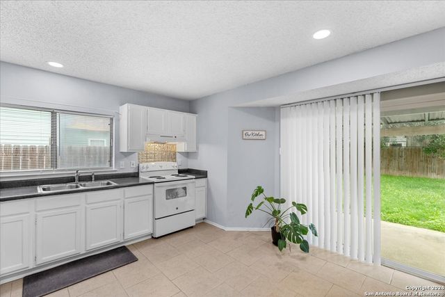 7122 SUNLIT TRAIL DR, San Antonio, TX 78244